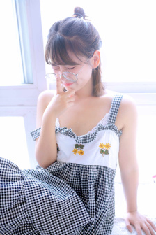 女同桌张开腿让我爽了一夜